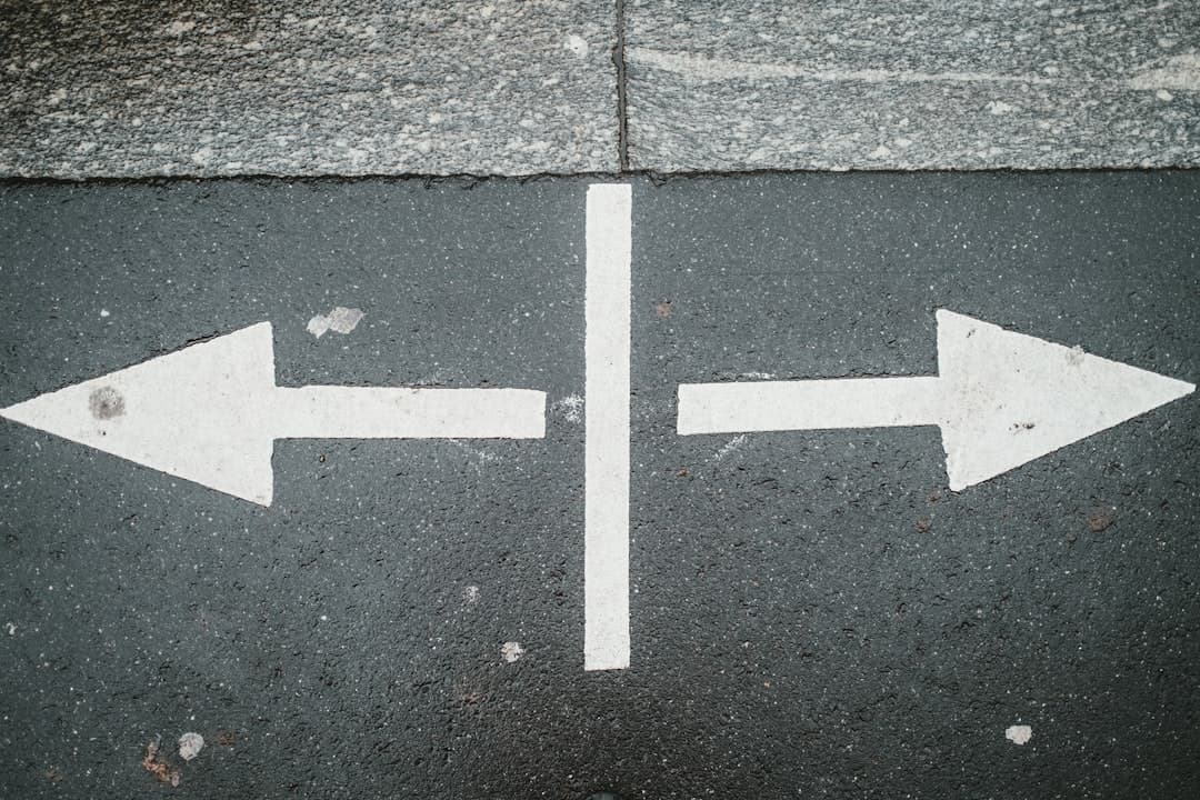 Two arrows pointing in opposite directions representing a choice between web platforms